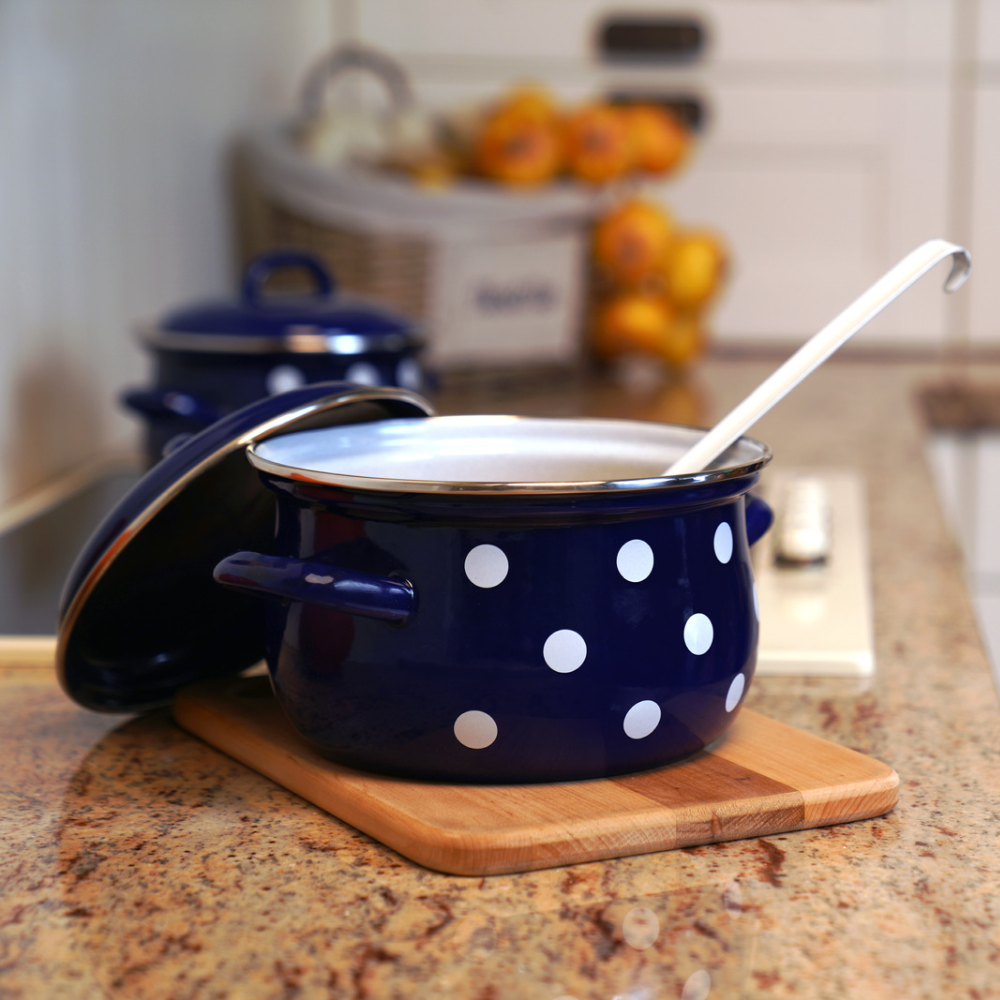 Garnek emaliowany 2,6 l z pokrywką...